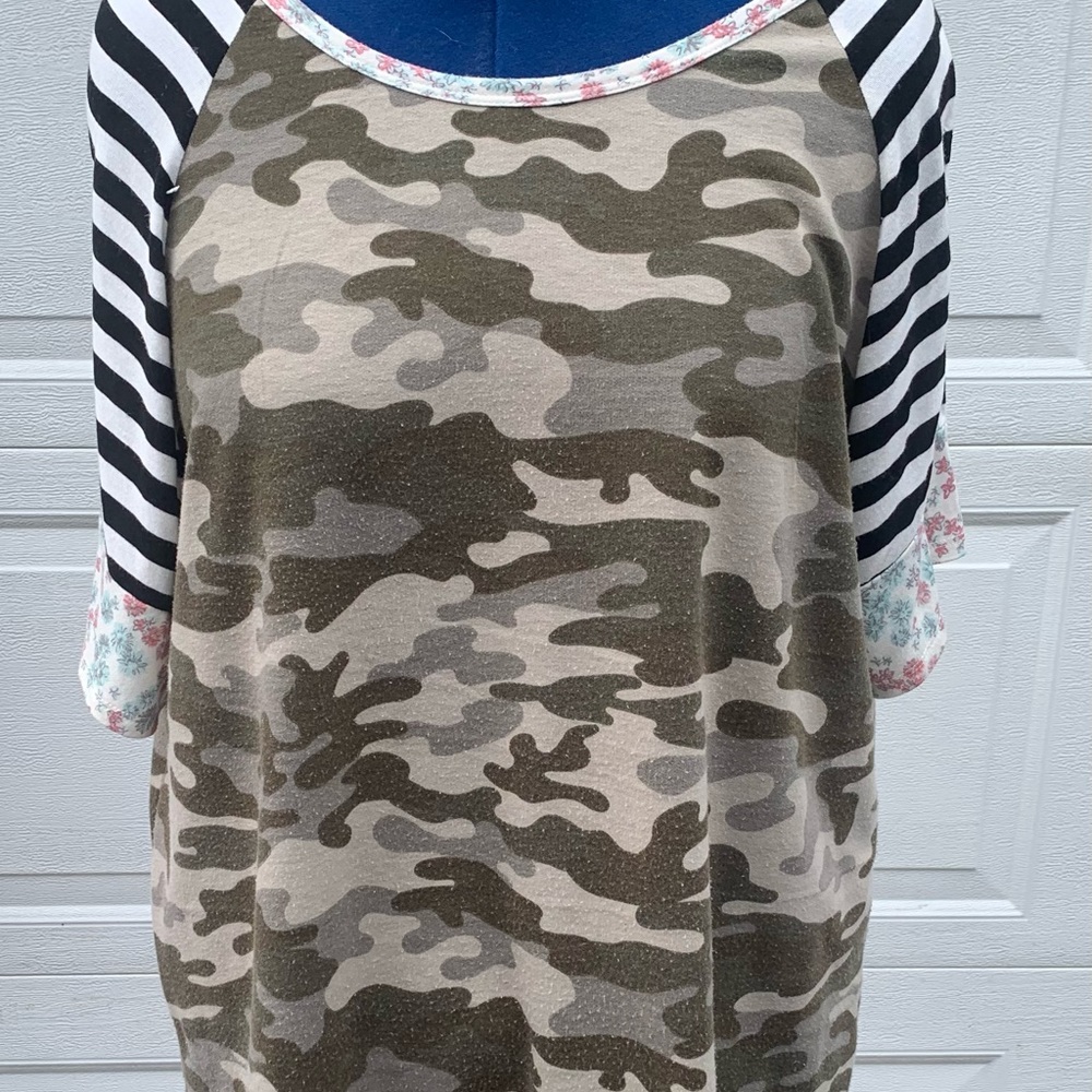 Honeyme Curvy top in green/tan camo with contrasting sleeves. XXL